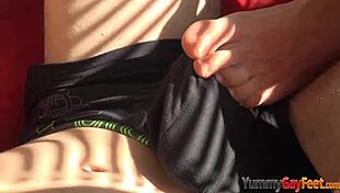 Bak gay twink hunk'ı ayaklarla okşuyor!