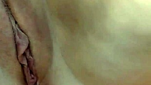 户外性感熟女手指湿逼，公共拳交手淫达到强烈高潮