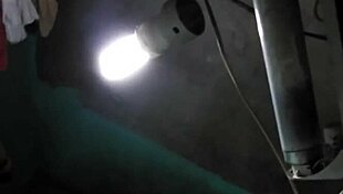 Mlada azijska mama sa velikim sisama se kupa u tušu, pokazujući sise