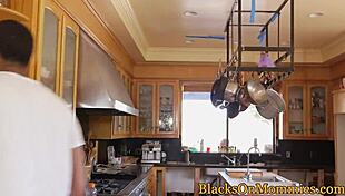 Wow! Surirumah Pencinta BBC Dapat Spitroasted Keras Dalam Aksi Threesome Liar!