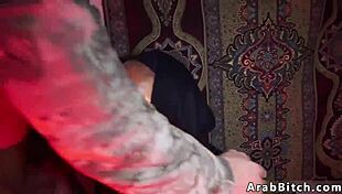 Arab woman explores fingering in afgan settings
