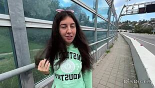 Паблик агент подбирает красотку для буш-бэнгинга