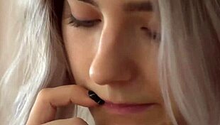 紧张的年轻Tieny Mieny在试镜中露出处女光滑阴户。