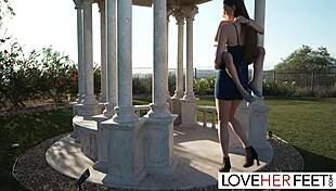 Giantess and Petite 18+ in Kinky Instruction