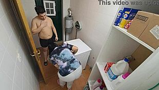 Чукам тази латиноамериканска прислужница на пералнята, мокрият й кур ме подлудява всеки път.