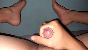 twink jerks off to feet fetish with lots of cum 💦