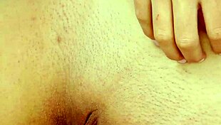 เด็กสาวน่ารักธรรมดา 18+ ถอดเสื้อผ้าสำหรับเซสชั่นถ่ายภาพใกล้ชิดที่เปิดเผย