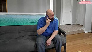 Evli patron kıvrımlı sekreterle köpek pozisyonunda aldatıyor.