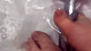 i take off my nylon and take a shower, giving footjob to babe