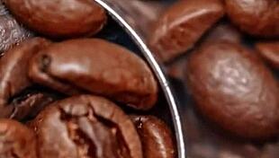 patrão ofereceu a esposa asiática gostosa dele pro negro dotado gozou na bucetinha parte 2