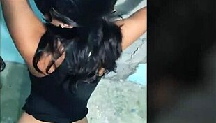 Cogiendo con una morenita contra el muro