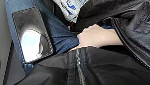 Mladenka 18+ daje intenziven javni pišk na letalu, požira spermo!