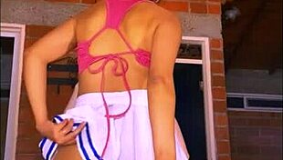 la colegial atrevida se escapa con su novio para una noche de aventuras y pasion, llegando al orgasmo en la universidad