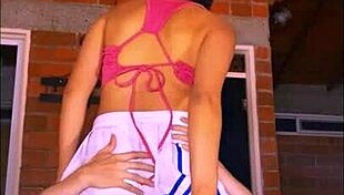 la colegial atrevida se escapa con su novio para una noche de aventuras y pasion, llegando al orgasmo en la universidad