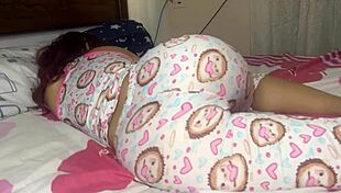 el culo de mi inocente hijastra de 18 años en pijama es una delicia para mis ojos