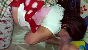 mi padrastro se acerca a mi cara mientras me levanto con actor juan.