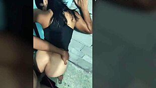 Cogiendo con una morenita contra el muro