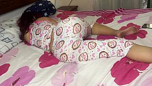 el culo de mi inocente hijastra de 18 años en pijama es una delicia para mis ojos