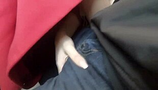 נערה 18+ נותנת מציצה אינטנסיבית ציבורית במטוס ובולעת זרע