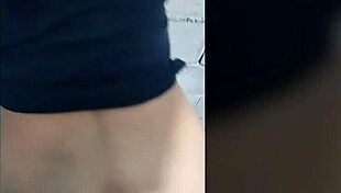 Cogiendo con una morenita contra el muro