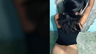 Cogiendo con una morenita contra el muro