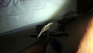 Intentando meter ese dildo enorme en su coño pequeño 18+, ¡es tan sexy! 😏 Parte 2