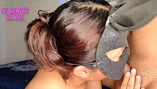 Ona se guši žestoko na dubokom grlu, skoro se davi da posluša njegove prljave naredbe