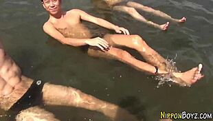 Gay Asian Twinks Sucking in Hot Threesome