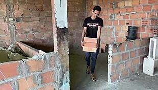 ¡Primera vez follando el coño enorme de mi patrona y me corro dentro!