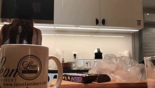 Young Amateur Wife Dishes Up Voyeur Thrills