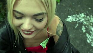 Sıcak Sarışın Kırmızı Elbiseyle Kamuya Açık Yerde Sik Emiyor ve Sikiliyor