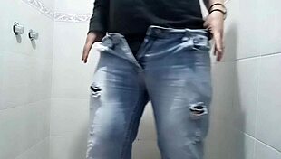 i'm masturbatin in the bathrom with a vibrator pt1