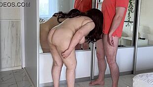 Sânii mari ai mamei vitrege sar în timpul fisting-ului anal intens. Îl suge tare după!