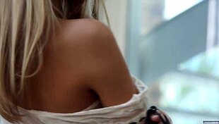 Ε, είδες την Kenna James να ποτίζει τα φυτά σήμερα;