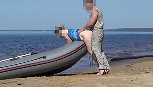Can you believe this lady tourist bangs a boatman in public?