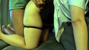 นักศึกษาสาวไทยตัวอวบครางดังขณะโดนเย็ดแรงใส่ในบ้าน สั่นทุกครั้งที่กระแทก