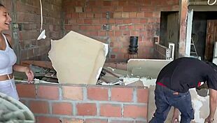 ¡Primera vez follando el coño enorme de mi patrona y me corro dentro!