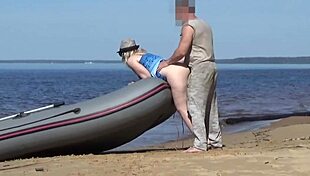 Can you believe this lady tourist bangs a boatman in public?