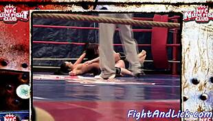 Обожаю, как европейские красотки борются и лижут в ринге!