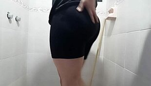 i'm masturbatin in the bathrom with a vibrator pt1