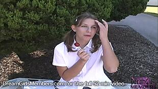 College studerende blinker nøgen under skørt på gaden