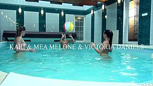 3 Bombshell cantik bagi 1 kontol di kolam dengan deepthroat dan cum