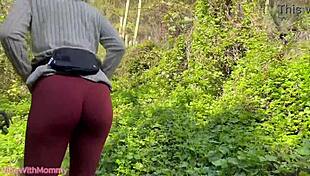 Nevlastná mama ukazuje veľké prsia na dovolenke pre detailnú zábavu