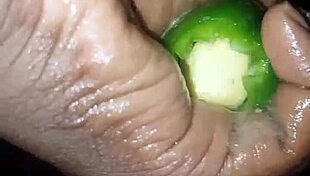 Plantain Versus Poivron Je Mouille Et Je Jouis Fucking Mature Pussy Masturbation