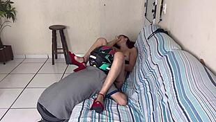 Marido Pede Pra Esposa Receber Entregador Só De Calcinha!