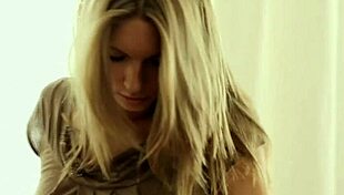 watch sexy roxana strip off and masturbate on the bed?