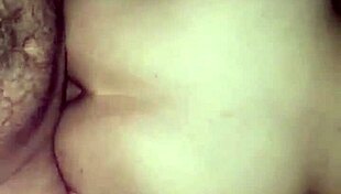 Hij eet de dikke vriendins kont en komt in haar klaar.