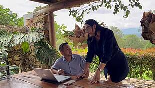 jefe cachondo folla a embarazada para salvar su trabajo parte 1