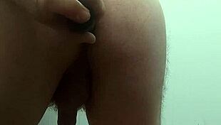 Uite-mă beau spermă și îmi penetrez fundul cu jucărie!