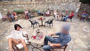 Potegnil velik kurac v restavraciji čuti ekstremno